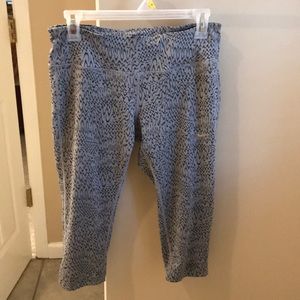 Nike dri fit size medium capris. EUC!